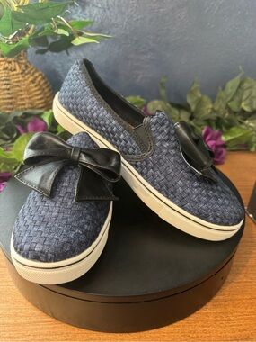 NIB bernie mev.  Verona Bow Slip On Sneaker Size 9 EU 40